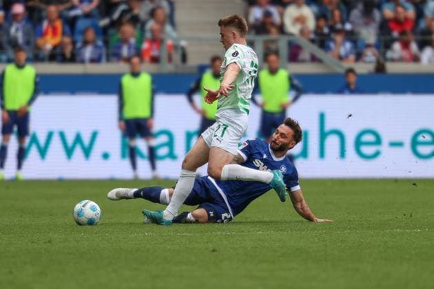 Fabian Schleusener (Karlsruher SC, 24) mit Tackling an Luca Itter (SpVgg Greuther Fuerth, 27), Karlsruher SC vs. SpVgg Greuther Fuerth, 2. Bundesliga, 30. Spieltag, 2024 2025, 20.04.2025, DFL REGULATIONS PROHIBIT ANY USE OF PHOTOGRAPHS AS IMAGE SEQUENCES AND OR QUASI-VIDEO, Karlsruher SC vs. SpVgg Greuther Fuerth, 2. Bundesliga, 30. Spieltag, 2024 2025, 20.04.2025 Karlsruhe