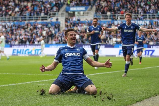Marvin Wanitzek (Karlsruher SC, 10) jubelt ueber seinen Treffer zum 1:0, Karlsruher SC vs. SpVgg Greuther Fuerth, 2. Bundesliga, 30. Spieltag, 2024 2025, 20.04.2025, DFL REGULATIONS PROHIBIT ANY USE OF PHOTOGRAPHS AS IMAGE SEQUENCES AND OR QUASI-VIDEO, Karlsruher SC vs. SpVgg Greuther Fuerth, 2. Bundesliga, 30. Spieltag, 2024 2025, 20.04.2025 Karlsruhe