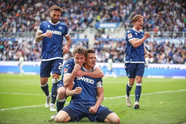 Leon Jensen (Karlsruher SC, 06) und Marvin Wanitzek (Karlsruher SC, 10) jubeln nach dem Treffer zum 1:0, Karlsruher SC vs. SpVgg Greuther Fuerth, 2. Bundesliga, 30. Spieltag, 2024 2025, 20.04.2025, DFL REGULATIONS PROHIBIT ANY USE OF PHOTOGRAPHS AS IMAGE SEQUENCES AND OR QUASI-VIDEO, Karlsruher SC vs. SpVgg Greuther Fuerth, 2. Bundesliga, 30. Spieltag, 2024 2025, 20.04.2025 Karlsruhe