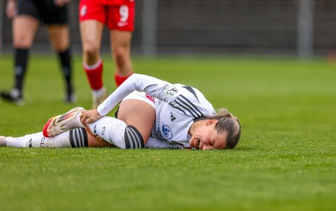 GER, Freiburg, SC Freiburg II vs FC Nürnberg, 2. Frauen Bundesliga, Fussball, DFB, Spielzeit 2024 2025, Möslestadion, 22. Spieltag, im Bild: Medina DeÅ¡ić (FC Nürnberg 10) verletzt am Boden DFB DFL REGULATIONS PROHIBIT ANY USE OF PHOTOGRAPHS AS IMAGE SEQUENCES AND OR QUASI-VIDEO, 20.04.2025, Copyright: HMBxMedia HendrikxHamelau