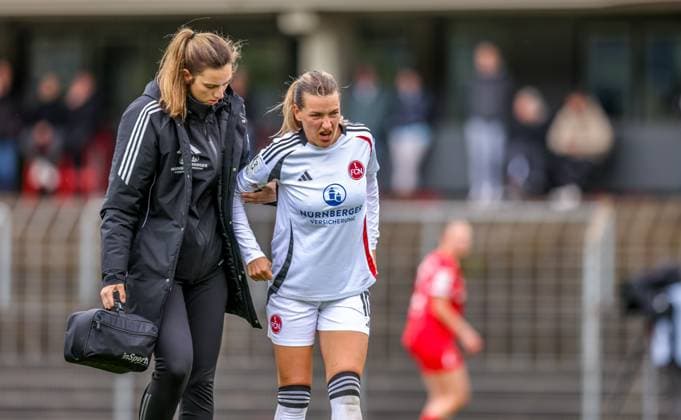 GER, Freiburg, SC Freiburg II vs FC Nürnberg, 2. Frauen Bundesliga, Fussball, DFB, Spielzeit 2024 2025, Möslestadion, 22. Spieltag, im Bild: Medina DeÅ¡ić (FC Nürnberg 10) muss behandelt werden DFB DFL REGULATIONS PROHIBIT ANY USE OF PHOTOGRAPHS AS IMAGE SEQUENCES AND OR QUASI-VIDEO, 20.04.2025, Copyright: HMBxMedia HendrikxHamelau