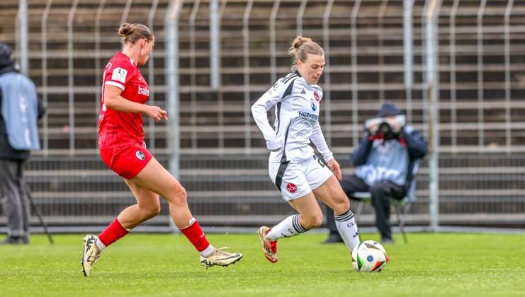 GER, Freiburg, SC Freiburg II vs FC Nürnberg, 2. Frauen Bundesliga, Fussball, DFB, Spielzeit 2024 2025, Möslestadion, 22. Spieltag, im Bild v.l.: Zweikampf Yara Volpert (SC Freiburg II 32), Nastassja Lein (FC Nürnberg 24) DFB DFL REGULATIONS PROHIBIT ANY USE OF PHOTOGRAPHS AS IMAGE SEQUENCES AND OR QUASI-VIDEO, 20.04.2025, Copyright: HMBxMedia HendrikxHamelau