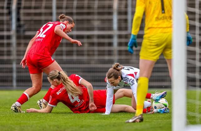 GER, Freiburg, SC Freiburg II vs FC Nürnberg, 2. Frauen Bundesliga, Fussball, DFB, Spielzeit 2024 2025, Möslestadion, 22. Spieltag, im Bild v.l.: Zweikampf Mia-Lena Maas (SC Freiburg II 4), Nastassja Lein (FC Nürnberg 24) DFB DFL REGULATIONS PROHIBIT ANY USE OF PHOTOGRAPHS AS IMAGE SEQUENCES AND OR QUASI-VIDEO, 20.04.2025, Copyright: HMBxMedia HendrikxHamelau