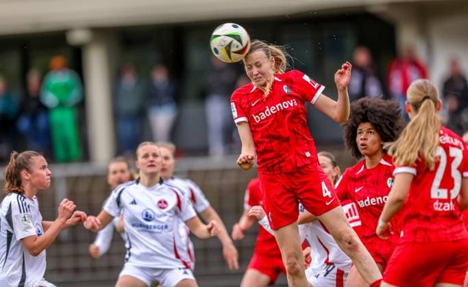 GER, Freiburg, SC Freiburg II vs FC Nürnberg, 2. Frauen Bundesliga, Fussball, DFB, Spielzeit 2024 2025, Möslestadion, 22. Spieltag, im Bild: Kopfball Luisa Guttenberger (FC Nürnberg 4) DFB DFL REGULATIONS PROHIBIT ANY USE OF PHOTOGRAPHS AS IMAGE SEQUENCES AND OR QUASI-VIDEO, 20.04.2025, Copyright: HMBxMedia HendrikxHamelau