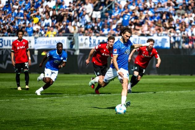 Das Tor zum 3:1 durch Fraser Hornby (SV Darmstadt 98, 09) per Elfmeter, GER, SV Darmstadt 98 vs. Hannover 96, 2. Bundesliga, Fussball, 30. Spieltag, Saison 2024 2025, 20.04.2025. DFL REGULATIONS PROHIBIT ANY USE OF PHOTOGRAPHS as IMAGE SEQUENCES and or QUASI-VIDEO. GER, SV Darmstadt 98 vs. Hannover 96, 2. Bundesliga, Fussball, 30. Spieltag, Saison 2024 2025, 20.04.2025. Darmstadt