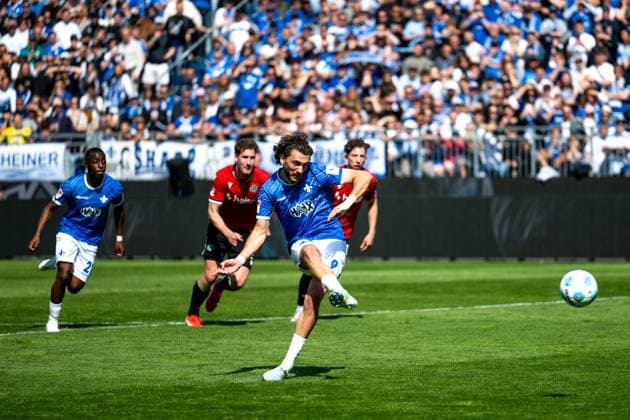 Das Tor zum 3:1 durch Fraser Hornby (SV Darmstadt 98, 09) per Elfmeter, GER, SV Darmstadt 98 vs. Hannover 96, 2. Bundesliga, Fussball, 30. Spieltag, Saison 2024 2025, 20.04.2025. DFL REGULATIONS PROHIBIT ANY USE OF PHOTOGRAPHS as IMAGE SEQUENCES and or QUASI-VIDEO. GER, SV Darmstadt 98 vs. Hannover 96, 2. Bundesliga, Fussball, 30. Spieltag, Saison 2024 2025, 20.04.2025. Darmstadt