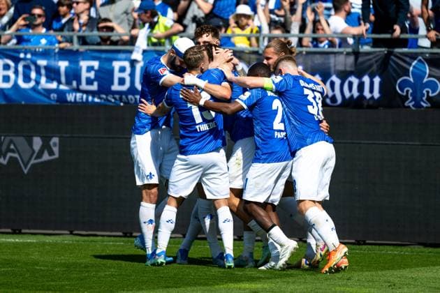 Fraser Hornby (SV Darmstadt 98, 09) und Team bejubeln Das Tor zum 3:1, GER, SV Darmstadt 98 vs. Hannover 96, 2. Bundesliga, Fussball, 30. Spieltag, Saison 2024 2025, 20.04.2025. DFL REGULATIONS PROHIBIT ANY USE OF PHOTOGRAPHS as IMAGE SEQUENCES and or QUASI-VIDEO. GER, SV Darmstadt 98 vs. Hannover 96, 2. Bundesliga, Fussball, 30. Spieltag, Saison 2024 2025, 20.04.2025. Darmstadt