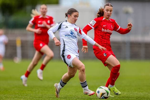 GER, Freiburg, SC Freiburg II vs FC Nürnberg, 2. Frauen Bundesliga, Fussball, DFB, Spielzeit 2024 2025, Möslestadion, 22. Spieltag, im Bild v.l.: Marina Scholz (FC Nürnberg 7), Zoe Schick (SC Freiburg II 8) DFB DFL REGULATIONS PROHIBIT ANY USE OF PHOTOGRAPHS AS IMAGE SEQUENCES AND OR QUASI-VIDEO, 20.04.2025, Copyright: HMBxMedia HendrikxHamelau