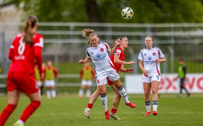 GER, Freiburg, SC Freiburg II vs FC Nürnberg, 2. Frauen Bundesliga, Fussball, DFB, Spielzeit 2024 2025, Möslestadion, 22. Spieltag, im Bild v.l.: Luisa Guttenberger (FC Nürnberg 4), Nora Scherer (SC Freiburg II 11) DFB DFL REGULATIONS PROHIBIT ANY USE OF PHOTOGRAPHS AS IMAGE SEQUENCES AND OR QUASI-VIDEO, 20.04.2025, Copyright: HMBxMedia HendrikxHamelau