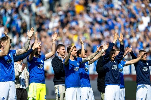 Die Spieler von Darmstadt freuen sich ueber den Sieg, GER, SV Darmstadt 98 vs. Hannover 96, 2. Bundesliga, Fussball, 30. Spieltag, Saison 2024 2025, 20.04.2025. DFL REGULATIONS PROHIBIT ANY USE OF PHOTOGRAPHS as IMAGE SEQUENCES and or QUASI-VIDEO. GER, SV Darmstadt 98 vs. Hannover 96, 2. Bundesliga, Fussball, 30. Spieltag, Saison 2024 2025, 20.04.2025. Darmstadt
