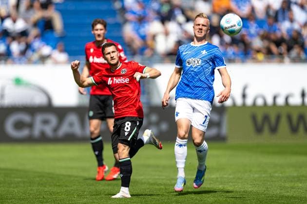 Enzo Leopold (Hannover 96, 08) im Zweikampf mit Isac Lidberg (SV Darmstadt 98, 07), GER, SV Darmstadt 98 vs. Hannover 96, 2. Bundesliga, Fussball, 30. Spieltag, Saison 2024 2025, 20.04.2025. DFL REGULATIONS PROHIBIT ANY USE OF PHOTOGRAPHS as IMAGE SEQUENCES and or QUASI-VIDEO. GER, SV Darmstadt 98 vs. Hannover 96, 2. Bundesliga, Fussball, 30. Spieltag, Saison 2024 2025, 20.04.2025. Darmstadt