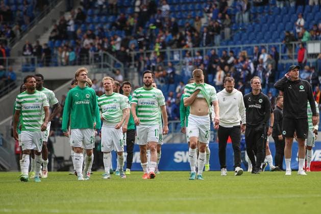 Haengende Koepfe nach dem Spiel Niko Giesselmann (SpVgg Greuther Fuerth, 17) Luca Itter (SpVgg Greuther Fuerth, 27), Karlsruher SC vs. SpVgg Greuther Fuerth, 2. Bundesliga, 30. Spieltag, 2024 2025, 20.04.2025, DFL REGULATIONS PROHIBIT ANY USE OF PHOTOGRAPHS AS IMAGE SEQUENCES AND OR QUASI-VIDEO, Karlsruher SC vs. SpVgg Greuther Fuerth, 2. Bundesliga, 30. Spieltag, 2024 2025, 20.04.2025 Karlsruhe