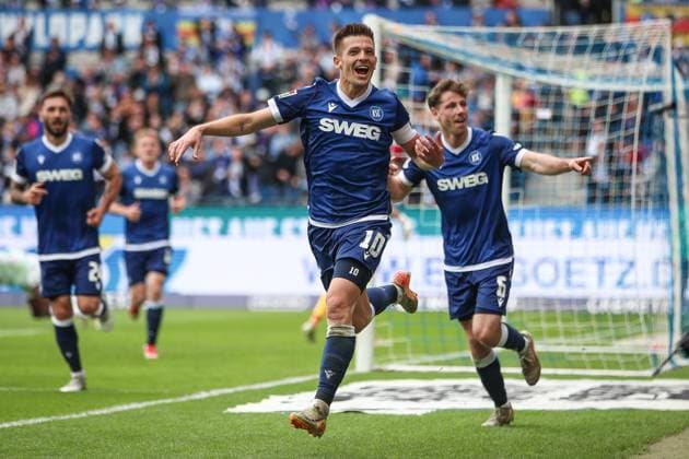 Jubel nach dem Trerffer zum 1:0 durch Marvin Wanitzek (Karlsruher SC, 10), Karlsruher SC vs. SpVgg Greuther Fuerth, 2. Bundesliga, 30. Spieltag, 2024 2025, 20.04.2025, DFL REGULATIONS PROHIBIT ANY USE OF PHOTOGRAPHS AS IMAGE SEQUENCES AND OR QUASI-VIDEO, Karlsruher SC vs. SpVgg Greuther Fuerth, 2. Bundesliga, 30. Spieltag, 2024 2025, 20.04.2025 Karlsruhe