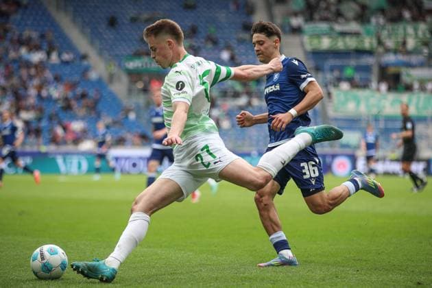 Luca Itter (SpVgg Greuther Fuerth, 27) klaert in der Abwehr gegen Rafael Pinto Pedrosa (Karlsruher SC, 36), Karlsruher SC vs. SpVgg Greuther Fuerth, 2. Bundesliga, 30. Spieltag, 2024 2025, 20.04.2025, DFL REGULATIONS PROHIBIT ANY USE OF PHOTOGRAPHS AS IMAGE SEQUENCES AND OR QUASI-VIDEO, Karlsruher SC vs. SpVgg Greuther Fuerth, 2. Bundesliga, 30. Spieltag, 2024 2025, 20.04.2025 Karlsruhe