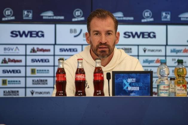 Jan Siewert (SpVgg Greuther Fuerth, Chef-Trainer) bei der PK, Karlsruher SC vs. SpVgg Greuther Fuerth, 2. Bundesliga, 30. Spieltag, 2024 2025, 20.04.2025, DFL REGULATIONS PROHIBIT ANY USE OF PHOTOGRAPHS AS IMAGE SEQUENCES AND OR QUASI-VIDEO, Karlsruher SC vs. SpVgg Greuther Fuerth, 2. Bundesliga, 30. Spieltag, 2024 2025, 20.04.2025 Karlsruhe