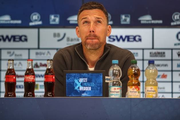 Christian Eichner (Karlsruher SC, Chef-Trainer), Karlsruher SC vs. SpVgg Greuther Fuerth, 2. Bundesliga, 30. Spieltag, 2024 2025, 20.04.2025, DFL REGULATIONS PROHIBIT ANY USE OF PHOTOGRAPHS AS IMAGE SEQUENCES AND OR QUASI-VIDEO, Karlsruher SC vs. SpVgg Greuther Fuerth, 2. Bundesliga, 30. Spieltag, 2024 2025, 20.04.2025 Karlsruhe
