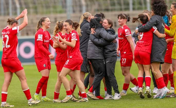 GER, Freiburg, SC Freiburg II vs FC Nürnberg, 2. Frauen Bundesliga, Fussball, DFB, Spielzeit 2024 2025, Möslestadion, 22. Spieltag, im Bild: SC Freiburg feiert den Sieg gegen Nürnberg, nach zwei Toren mit 2:1 DFB DFL REGULATIONS PROHIBIT ANY USE OF PHOTOGRAPHS AS IMAGE SEQUENCES AND OR QUASI-VIDEO, 20.04.2025, Copyright: HMBxMedia HendrikxHamelau