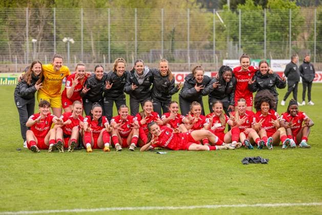 GER, Freiburg, SC Freiburg II vs FC Nürnberg, 2. Frauen Bundesliga, Fussball, DFB, Spielzeit 2024 2025, Möslestadion, 22. Spieltag, im Bild: SC Freiburg feiert den Sieg gegen Nürnberg, nach zwei Toren mit 2:1 DFB DFL REGULATIONS PROHIBIT ANY USE OF PHOTOGRAPHS AS IMAGE SEQUENCES AND OR QUASI-VIDEO, 20.04.2025, Copyright: HMBxMedia HendrikxHamelau
