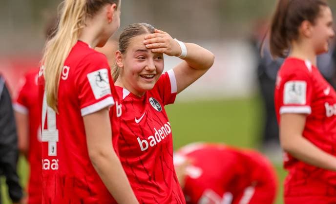 GER, Freiburg, SC Freiburg II vs FC Nürnberg, 2. Frauen Bundesliga, Fussball, DFB, Spielzeit 2024 2025, Möslestadion, 22. Spieltag, im Bild: SC Freiburg feiert den Sieg gegen Nürnberg, nach zwei Toren mit 2:1 DFB DFL REGULATIONS PROHIBIT ANY USE OF PHOTOGRAPHS AS IMAGE SEQUENCES AND OR QUASI-VIDEO, 20.04.2025, Copyright: HMBxMedia HendrikxHamelau