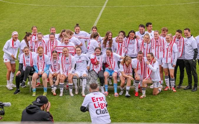 GER, Freiburg, SC Freiburg II vs FC Nürnberg, 2. Frauen Bundesliga, Fussball, DFB, Spielzeit 2024 2025, Möslestadion, 22. Spieltag, im Bild: FC Nürnberg feiert den Aufstieg in die 1. Bundesliga DFB DFL REGULATIONS PROHIBIT ANY USE OF PHOTOGRAPHS AS IMAGE SEQUENCES AND OR QUASI-VIDEO, 20.04.2025,