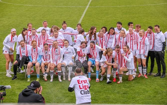 GER, Freiburg, SC Freiburg II vs FC Nürnberg, 2. Frauen Bundesliga, Fussball, DFB, Spielzeit 2024 2025, Möslestadion, 22. Spieltag, im Bild: FC Nürnberg feiert den Aufstieg in die 1. Bundesliga DFB DFL REGULATIONS PROHIBIT ANY USE OF PHOTOGRAPHS AS IMAGE SEQUENCES AND OR QUASI-VIDEO, 20.04.2025,