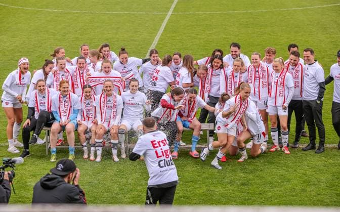 GER, Freiburg, SC Freiburg II vs FC Nürnberg, 2. Frauen Bundesliga, Fussball, DFB, Spielzeit 2024 2025, Möslestadion, 22. Spieltag, im Bild: FC Nürnberg feiert den Aufstieg in die 1. Bundesliga DFB DFL REGULATIONS PROHIBIT ANY USE OF PHOTOGRAPHS AS IMAGE SEQUENCES AND OR QUASI-VIDEO, 20.04.2025,