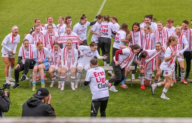 GER, Freiburg, SC Freiburg II vs FC Nürnberg, 2. Frauen Bundesliga, Fussball, DFB, Spielzeit 2024 2025, Möslestadion, 22. Spieltag, im Bild: FC Nürnberg feiert den Aufstieg in die 1. Bundesliga DFB DFL REGULATIONS PROHIBIT ANY USE OF PHOTOGRAPHS AS IMAGE SEQUENCES AND OR QUASI-VIDEO, 20.04.2025,