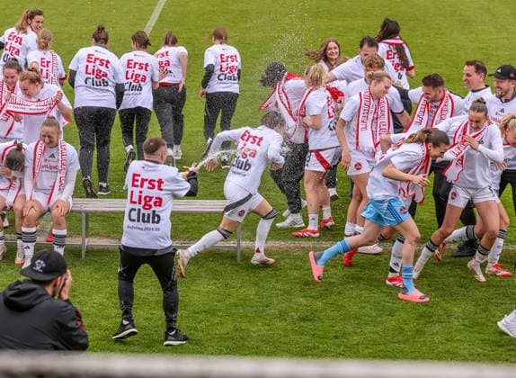 GER, Freiburg, SC Freiburg II vs FC Nürnberg, 2. Frauen Bundesliga, Fussball, DFB, Spielzeit 2024 2025, Möslestadion, 22. Spieltag, im Bild: FC Nürnberg feiert den Aufstieg in die 1. Bundesliga DFB DFL REGULATIONS PROHIBIT ANY USE OF PHOTOGRAPHS AS IMAGE SEQUENCES AND OR QUASI-VIDEO, 20.04.2025, Copyright: HMBxMedia HendrikxHamelau