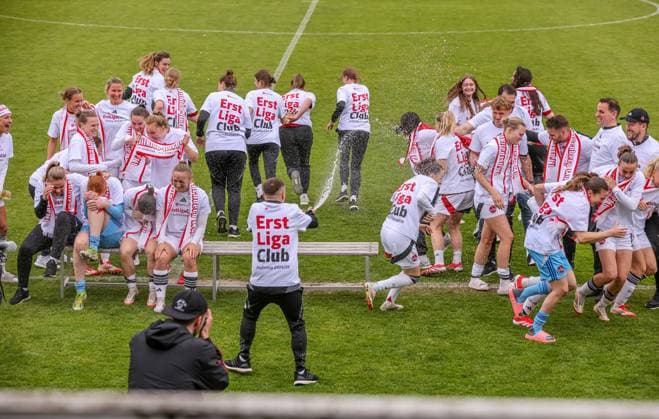 GER, Freiburg, SC Freiburg II vs FC Nürnberg, 2. Frauen Bundesliga, Fussball, DFB, Spielzeit 2024 2025, Möslestadion, 22. Spieltag, im Bild: FC Nürnberg feiert den Aufstieg in die 1. Bundesliga DFB DFL REGULATIONS PROHIBIT ANY USE OF PHOTOGRAPHS AS IMAGE SEQUENCES AND OR QUASI-VIDEO, 20.04.2025,