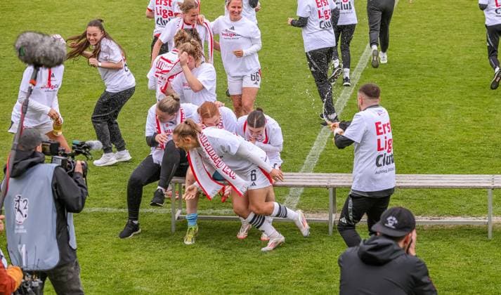 GER, Freiburg, SC Freiburg II vs FC Nürnberg, 2. Frauen Bundesliga, Fussball, DFB, Spielzeit 2024 2025, Möslestadion, 22. Spieltag, im Bild: FC Nürnberg feiert den Aufstieg in die 1. Bundesliga DFB DFL REGULATIONS PROHIBIT ANY USE OF PHOTOGRAPHS AS IMAGE SEQUENCES AND OR QUASI-VIDEO, 20.04.2025,