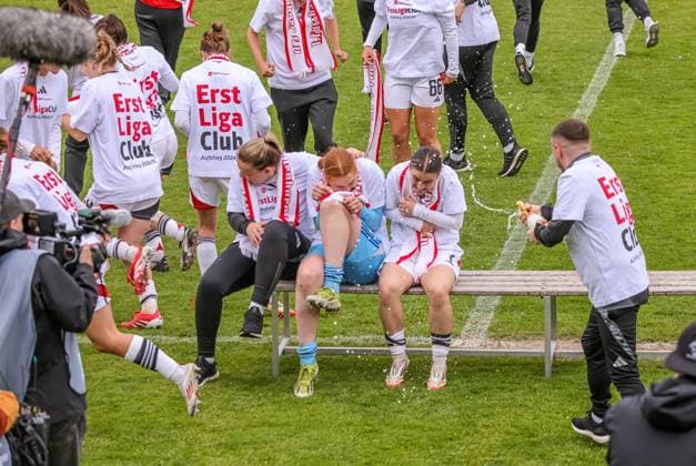 GER, Freiburg, SC Freiburg II vs FC Nürnberg, 2. Frauen Bundesliga, Fussball, DFB, Spielzeit 2024 2025, Möslestadion, 22. Spieltag, im Bild: FC Nürnberg feiert den Aufstieg in die 1. Bundesliga DFB DFL REGULATIONS PROHIBIT ANY USE OF PHOTOGRAPHS AS IMAGE SEQUENCES AND OR QUASI-VIDEO, 20.04.2025, Copyright: HMBxMedia HendrikxHamelau