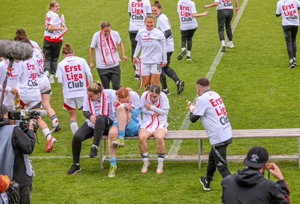 GER, Freiburg, SC Freiburg II vs FC Nürnberg, 2. Frauen Bundesliga, Fussball, DFB, Spielzeit 2024 2025, Möslestadion, 22. Spieltag, im Bild: FC Nürnberg feiert den Aufstieg in die 1. Bundesliga DFB DFL REGULATIONS PROHIBIT ANY USE OF PHOTOGRAPHS AS IMAGE SEQUENCES AND OR QUASI-VIDEO, 20.04.2025,