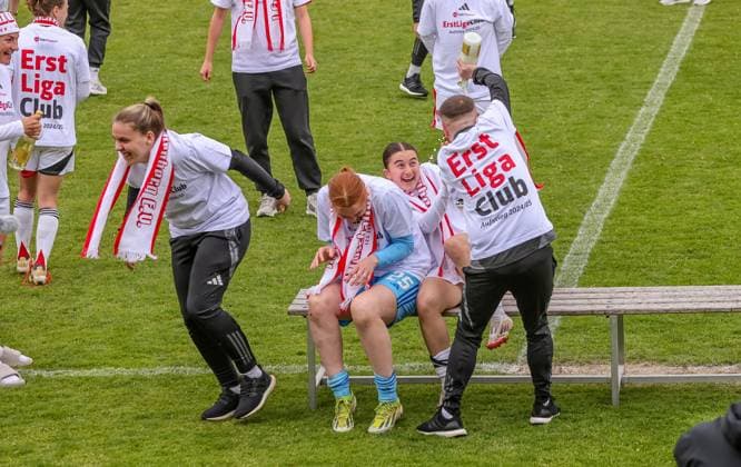 GER, Freiburg, SC Freiburg II vs FC Nürnberg, 2. Frauen Bundesliga, Fussball, DFB, Spielzeit 2024 2025, Möslestadion, 22. Spieltag, im Bild: FC Nürnberg feiert den Aufstieg in die 1. Bundesliga DFB DFL REGULATIONS PROHIBIT ANY USE OF PHOTOGRAPHS AS IMAGE SEQUENCES AND OR QUASI-VIDEO, 20.04.2025,