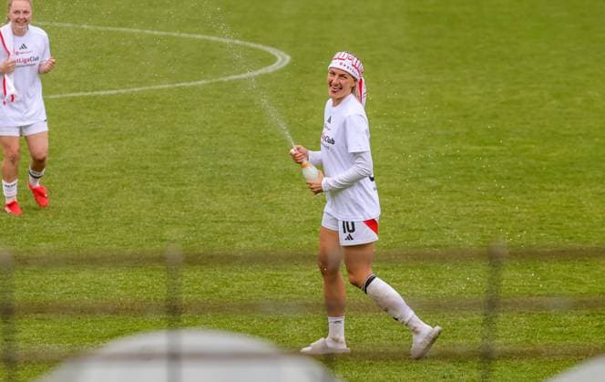 GER, Freiburg, SC Freiburg II vs FC Nürnberg, 2. Frauen Bundesliga, Fussball, DFB, Spielzeit 2024 2025, Möslestadion, 22. Spieltag, im Bild: FC Nürnberg feiert den Aufstieg in die 1. Bundesliga, mit Medina DeÅ¡ić (FC Nürnberg 10) DFB DFL REGULATIONS PROHIBIT ANY USE OF PHOTOGRAPHS AS IMAGE SEQUENCES AND OR QUASI-VIDEO, 20.04.2025,