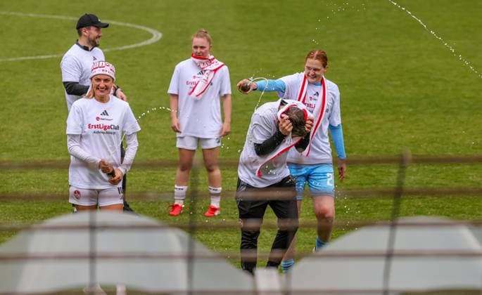 GER, Freiburg, SC Freiburg II vs FC Nürnberg, 2. Frauen Bundesliga, Fussball, DFB, Spielzeit 2024 2025, Möslestadion, 22. Spieltag, im Bild: FC Nürnberg feiert den Aufstieg in die 1. Bundesliga DFB DFL REGULATIONS PROHIBIT ANY USE OF PHOTOGRAPHS AS IMAGE SEQUENCES AND OR QUASI-VIDEO, 20.04.2025, Copyright: HMBxMedia HendrikxHamelau