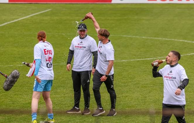 GER, Freiburg, SC Freiburg II vs FC Nürnberg, 2. Frauen Bundesliga, Fussball, DFB, Spielzeit 2024 2025, Möslestadion, 22. Spieltag, im Bild: FC Nürnberg feiert den Aufstieg in die 1. Bundesliga DFB DFL REGULATIONS PROHIBIT ANY USE OF PHOTOGRAPHS AS IMAGE SEQUENCES AND OR QUASI-VIDEO, 20.04.2025,