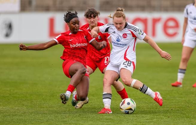 GER, Freiburg, SC Freiburg II vs FC Nürnberg, 2. Frauen Bundesliga, Fussball, DFB, Spielzeit 2024 2025, Möslestadion, 22. Spieltag, im Bild v.l.: Almas Traore (SC Freiburg II 22), Madeleine Steck (FC Nürnberg) DFB DFL REGULATIONS PROHIBIT ANY USE OF PHOTOGRAPHS AS IMAGE SEQUENCES AND OR QUASI-VIDEO, 20.04.2025, Copyright: HMBxMedia HendrikxHamelau