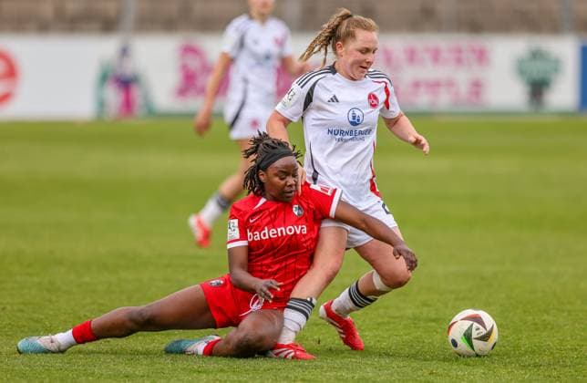 GER, Freiburg, SC Freiburg II vs FC Nürnberg, 2. Frauen Bundesliga, Fussball, DFB, Spielzeit 2024 2025, Möslestadion, 22. Spieltag, im Bild v.l.: Almas Traore (SC Freiburg II 22), Madeleine Steck (FC Nürnberg) DFB DFL REGULATIONS PROHIBIT ANY USE OF PHOTOGRAPHS AS IMAGE SEQUENCES AND OR QUASI-VIDEO, 20.04.2025, Copyright: HMBxMedia HendrikxHamelau