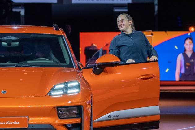 Jelena Ostapenko steigt stolz in ihren neuen Porsche Macan ein, Aryna Sabalenka vs. Jelena Ostapenko, Tennis, Porsche Tennis Grand Prix, Center Court, Einzel Frauen, Finale, Spielzeit 2025, 21.04.2025, Aryna Sabalenka vs. Jelena Ostapenko, Tennis, Porsche Tennis Grand Prix, Center Court, Einzel Frauen, Finale, Spielzeit 2025, 21.04.2025, Stuttgart Copyright: xEibner-Pressefoto EdwardxCheungx EP_ECG
