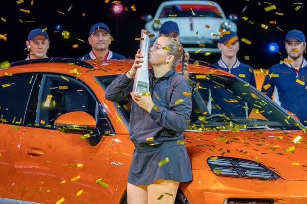 Jelena Ostapenko kuesst ihren gewonnen Pokal vor ihrem neuen Porsche Macan, Aryna Sabalenka vs. Jelena Ostapenko, Tennis, Porsche Tennis Grand Prix, Center Court, Einzel Frauen, Finale, Spielzeit 2025, 21.04.2025, Aryna Sabalenka vs. Jelena Ostapenko, Tennis, Porsche Tennis Grand Prix, Center Court, Einzel Frauen, Finale, Spielzeit 2025, 21.04.2025, Stuttgart Copyright: xEibner-Pressefoto EdwardxCheungx EP_ECG