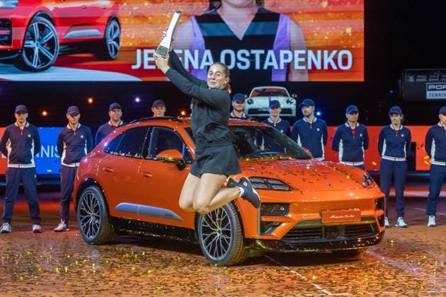 Sport Bilder des Tages Freudensprung mit Pokal in der Hand nach dem Triumpf von Jelena Ostapenko, Aryna Sabalenka vs. Jelena Ostapenko, Tennis, Porsche Tennis Grand Prix, Center Court, Einzel Frauen, Finale, Spielzeit 2025, 21.04.2025, Aryna Sabalenka vs. Jelena Ostapenko, Tennis, Porsche Tennis Grand Prix, Center Court, Einzel Frauen, Finale, Spielzeit 2025, 21.04.2025, Stuttgart Copyright: xEibner-Pressefoto EdwardxCheungx EP_ECG
