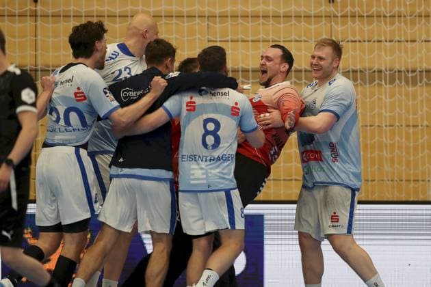 21.04.2025, Herren, Handball, Saison 2024 2025, 2. Handball-Bundesliga, 28. Spieltag: TV Grosswallstadt - TSV GWD Minden Der TV Grosswallstadt bejubelt den Heimsieg, Finn Wullenweber ( 20, TV Grosswallstadt), Lars Roeller ( 23, TV Grosswallstadt), Florian Eisentraeger ( 8, TV Grosswallstadt), Stefan Hanemann ( 21, TV Grosswallstadt), Patrick Gempp ( 7, TV Grosswallstadt) Elsenfeld Untermainhalle Bayern Deutschland
