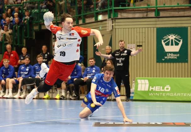 v.l. Robert Timmermeister (HBW Balingen-Weilstetten 19), Yannick Fraatz (Bergischer HC 18), im Hintergrund Arnor por Gunnarsson (Bergischer HC Trainer) Bergischer HC 06 vs. HBW Balingen-Weilstetten, Handball, 2. HBL, Spielzeit 2024 2025, 23.04.2025 Bergischer HC 06 vs. HBW Balingen-Weilstetten, Handball, 2. HBL, Spielzeit 2024 2025, 23.04.2025 Wuppertal