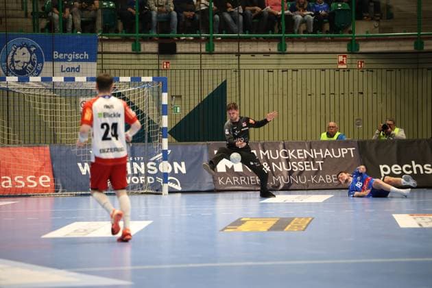 v.l. Elias Fuegel (HBW Balingen-Weilstetten 24), Mateusz Kornecki (HBW Balingen-Weilstetten 01), Yannick Fraatz (Bergischer HC 18) Bergischer HC 06 vs. HBW Balingen-Weilstetten, Handball, 2. HBL, Spielzeit 2024 2025, 23.04.2025 Bergischer HC 06 vs. HBW Balingen-Weilstetten, Handball, 2. HBL, Spielzeit 2024 2025, 23.04.2025 Wuppertal