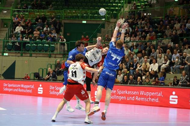 v.l. Bennet Strobel (HBW Balingen-Weilstetten 11), Robert Timmermeister (HBW Balingen-Weilstetten 19), Johannes Wasielewski (Bergischer HC 77) Bergischer HC 06 vs. HBW Balingen-Weilstetten, Handball, 2. HBL, Spielzeit 2024 2025, 23.04.2025 Bergischer HC 06 vs. HBW Balingen-Weilstetten, Handball, 2. HBL, Spielzeit 2024 2025, 23.04.2025 Wuppertal