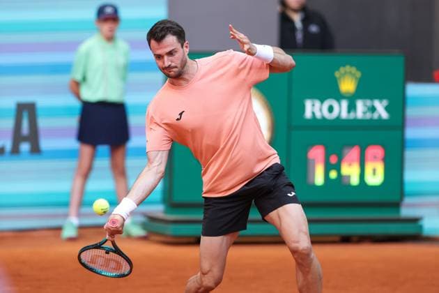 April 23, 2025, Madrid, Madrid, SPAIN: Pedro Martinez of Spain in action against Francisco Comesana of Argentina during the Mutua Madrid Open 2025, ATP, Tennis Herren Masters 1000 and WTA, Tennis Damen 1000, tennis tournament celebrated at Caja Magica on April 23, 2025 in Madrid, Spain. Madrid SPAIN - ZUMAa181 20250423_zaa_a181_265 Copyright: xIrinaxR.xHipolitox