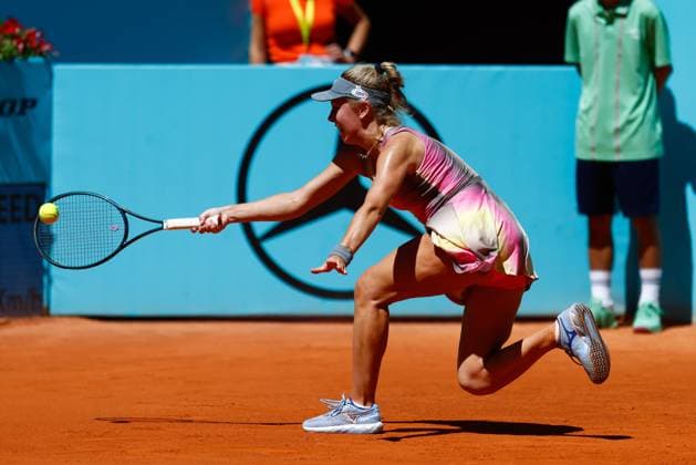 April 24, 2025, Madrid, Madrid, Spain: Magdalena Frech of Poland plays against Jessica Bouzas Maneiro of Spain during the Mutua Madrid Open 2025, ATP, Tennis Herren Masters 1000 and WTA, Tennis Damen 1000 tennis tournament, celebrated at Caja Magica on April 24, 2025 in Madrid, Spain. Madrid Spain - ZUMAa181 20250424_zaa_a181_090 Copyright: xDennisxAgyemanx