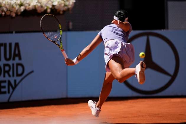 April 24, 2025, Madrid, Madrid, Spain: Alexandra Eala of Philippines in action against Iga Swiatek of Poland during the Mutua Madrid Open 2025, ATP, Tennis Herren Masters 1000 and WTA, Tennis Damen 1000 tennis tournament, celebrated at Caja Magica on April 24, 2025 in Madrid, Spain. Madrid Spain - ZUMAa181 20250424_zaa_a181_152 Copyright: xOscarxJ.xBarrosox