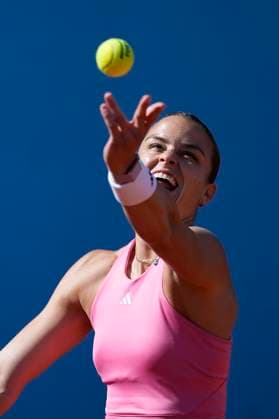 Sport Bilder des Tages April 25, 2025, Madrid, Madrid, Spain: Maria Sakkari of Greece in action against Magda Linette of Poland during the Mutua Madrid Open 2025, ATP, Tennis Herren Masters 1000 and WTA, Tennis Damen 1000 tennis tournament, celebrated at Caja Magica on April 25, 2025 in Madrid, Spain. Madrid Spain - ZUMAa181 20250425_zaa_a181_045 Copyright: xOscarxJ.xBarrosox