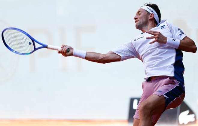 April 25, 2025, Madrid, Madrid, Spain: Casper Ruud of Norway plays against Arthur Rinderknech of France during the Mutua Madrid Open 2025, ATP, Tennis Herren Masters 1000 and WTA, Tennis Damen 1000, tennis tournament celebrated at Caja Magica on April 25, 2025 in Madrid, Spain. Madrid Spain - ZUMAa181 20250425_zaa_a181_013 Copyright: xDennisxAgyemanx